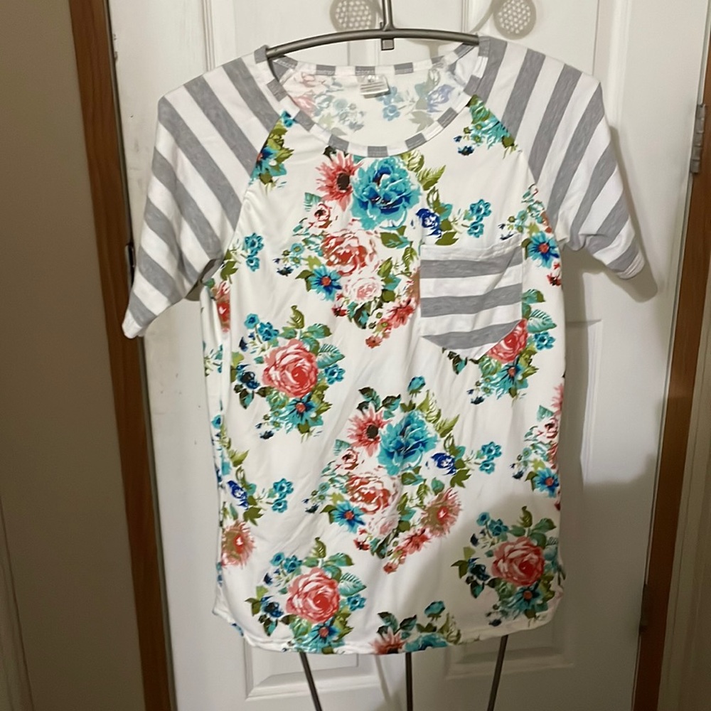 White/Grey Flower Print T-shirt w/ Pocket